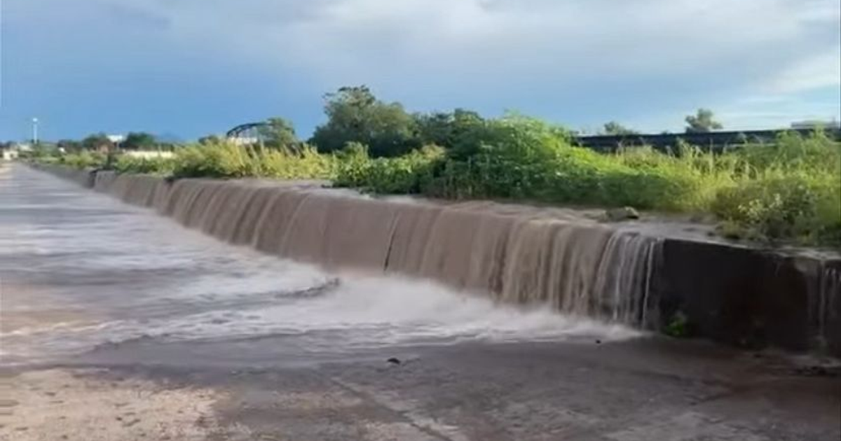 Lluvia fuerte deja calles inundadas en Culiacán en cuestión de minutos