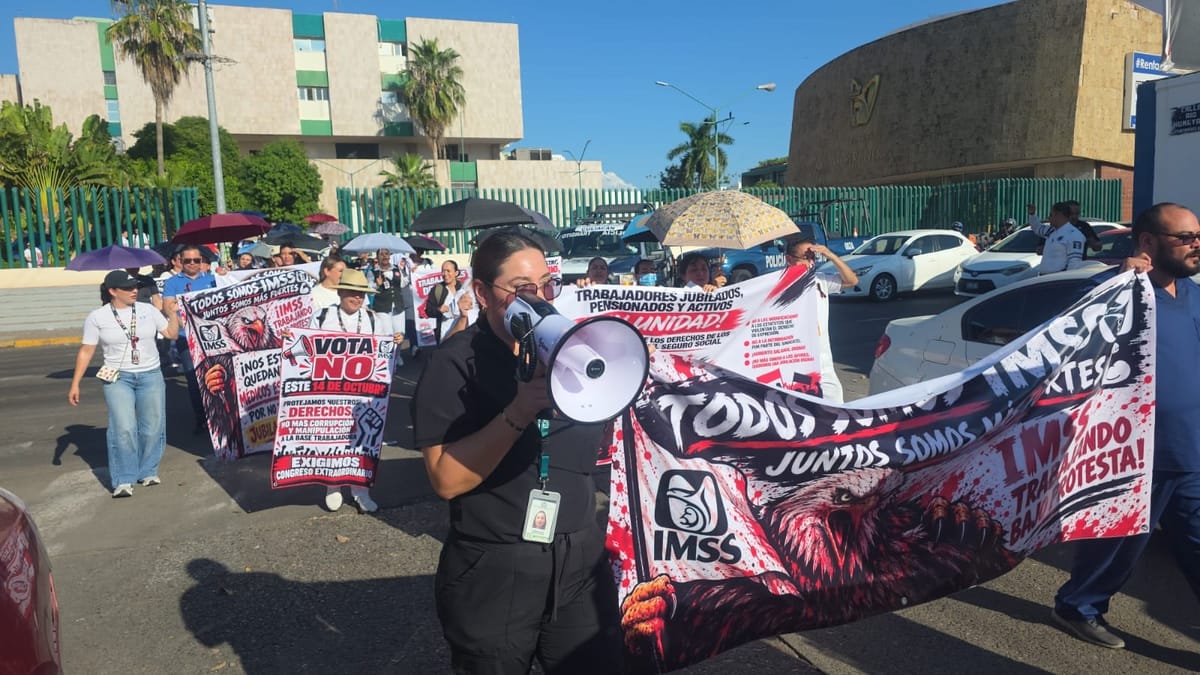 Trabajadores del IMSS en Sinaloa marchan por un aumento salarial que sí alcance